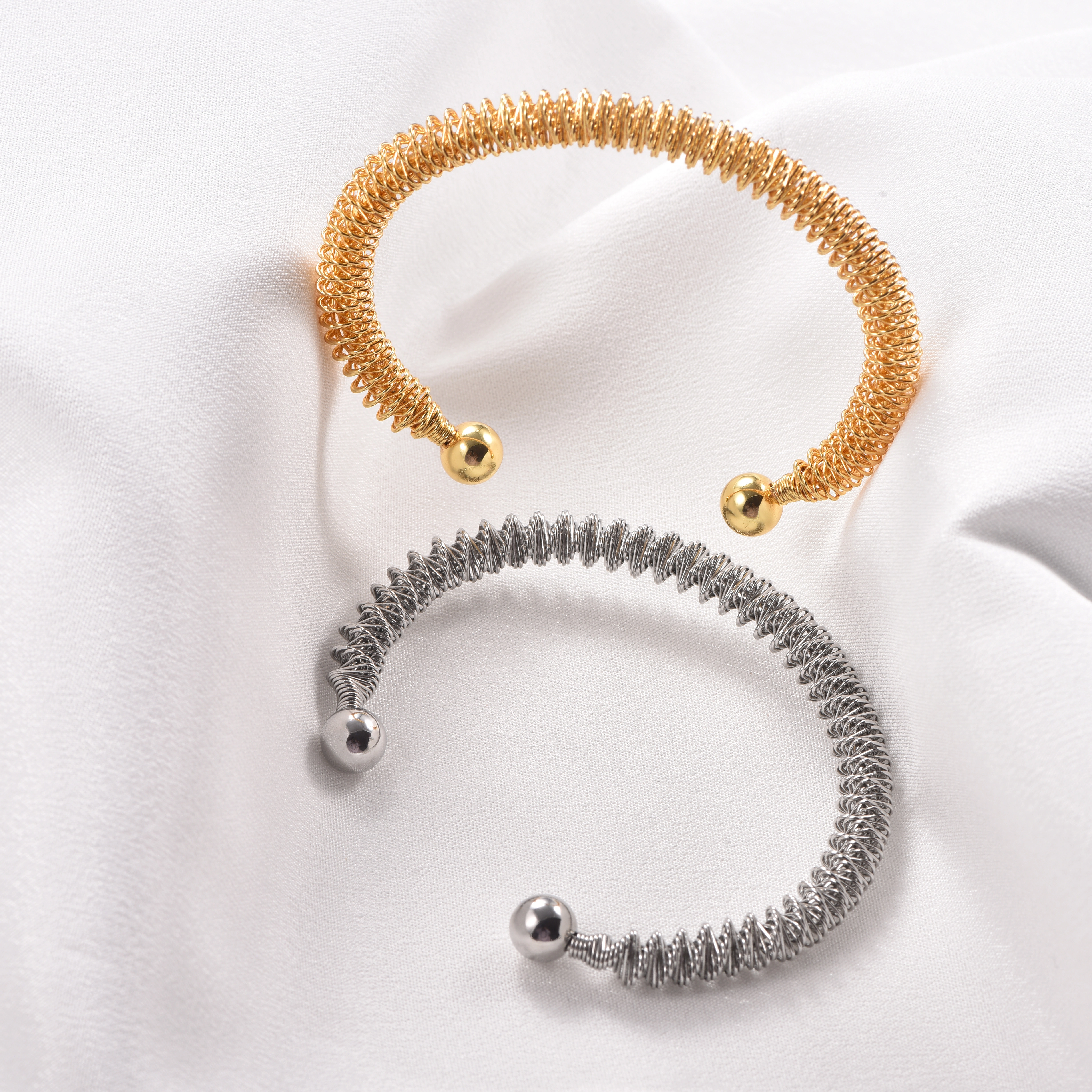 Bracelet ouvert minimaliste en maille tressée