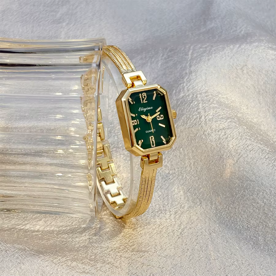 Montre-bracelet rectangulaire dorée pour femme avec chaînes à pampilles