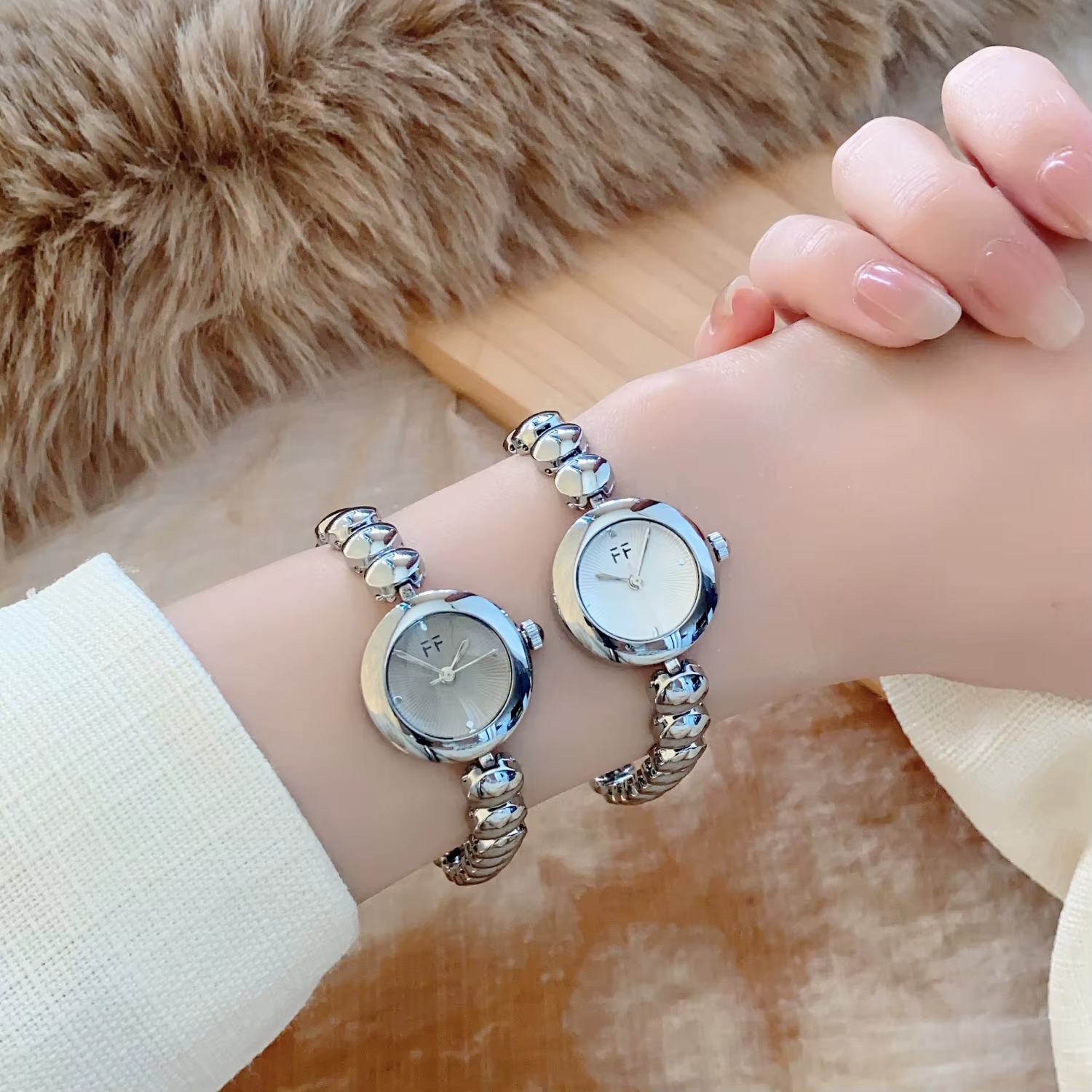 Montre-bracelet dorée de luxe légère pour femmes, petit cadran rond, montre-bracelet à Quartz analogique pour dames, montres féminines, reloj mujer lujo