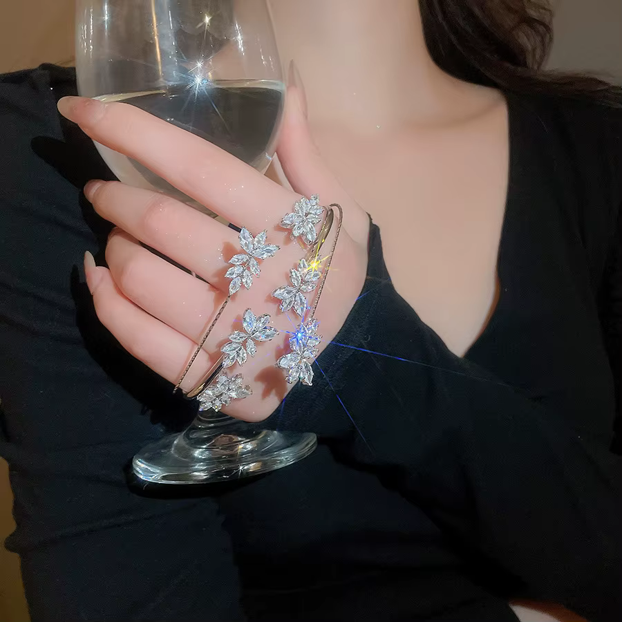 Bracelet de luxe en zircon brillant pour femme, jonc ouvert intégré motif floral, exquis et élégant, idéal pour les banquets, les soirées ou le quotidien, accessoire de bijouterie, cadeau