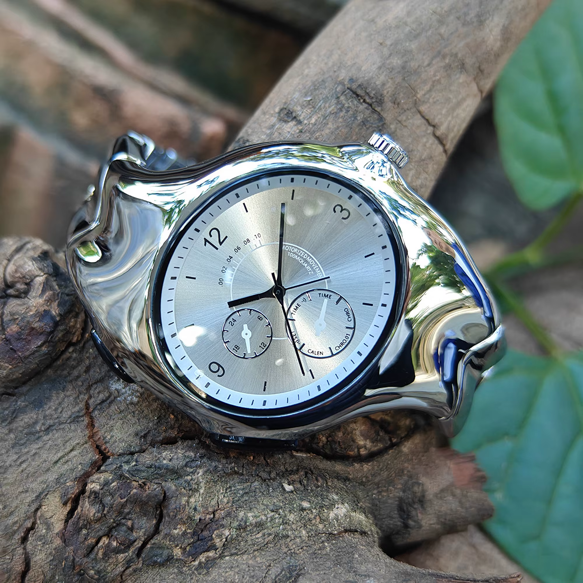 Montre OULM NEW Alien Retro Twisted Case Y2k Quartz pour homme, cadran argenté ovale, design unique et spécial, acier.