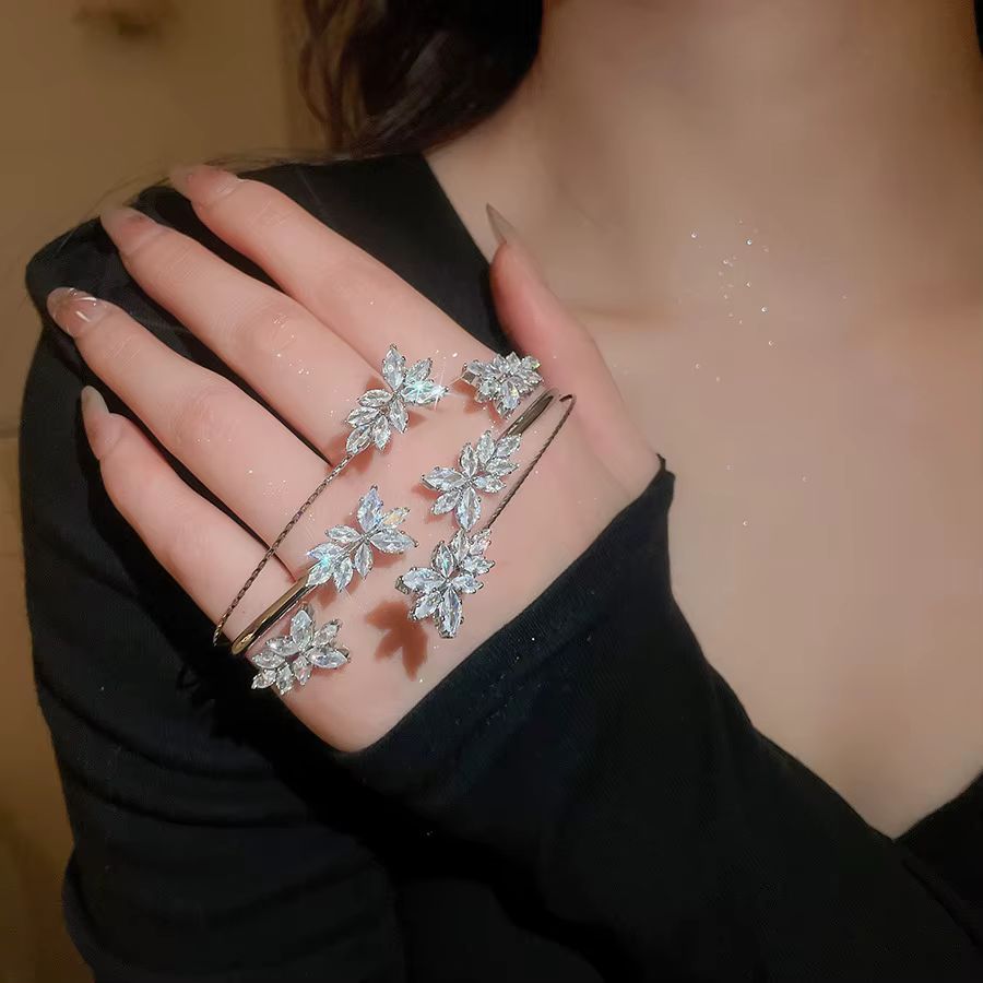 Bracelet de luxe en zircon brillant pour femme, jonc ouvert intégré motif floral, exquis et élégant, idéal pour les banquets, les soirées ou le quotidien, accessoire de bijouterie, cadeau
