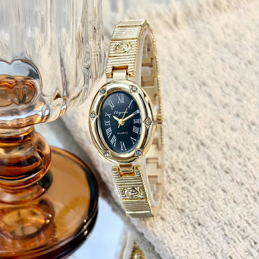 Montre dorée élégante pour femme avec cadran ovale
