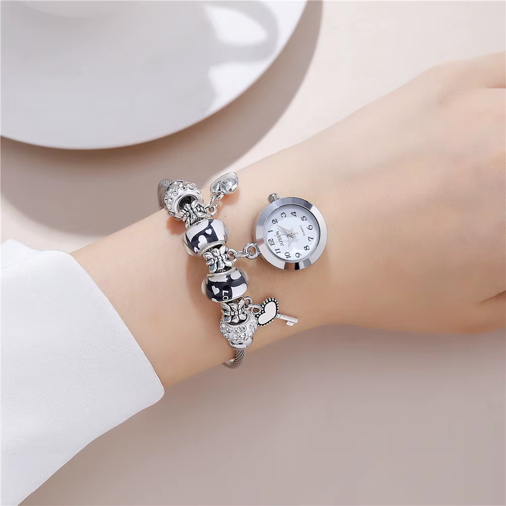Montre-bracelet pour femme avec pendentif d'amour à la mode