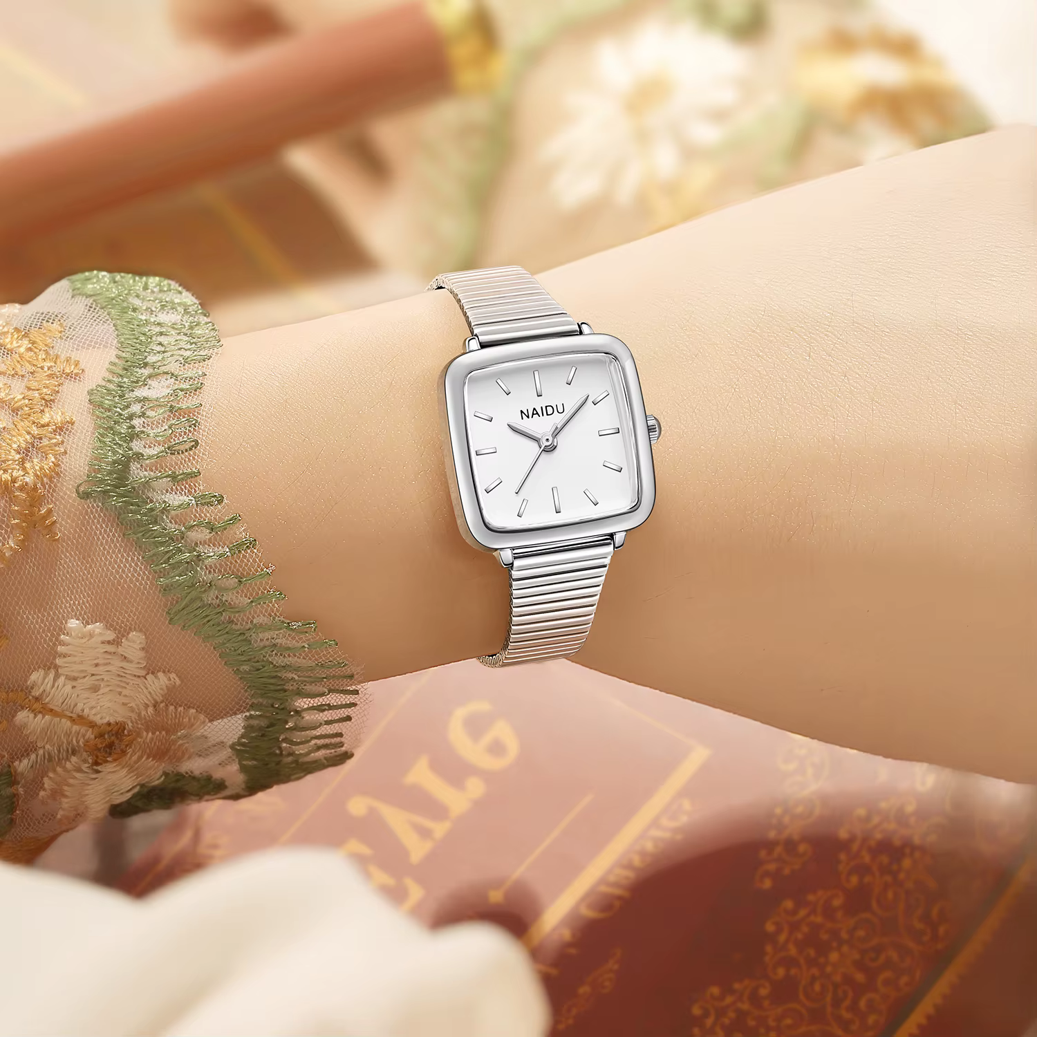 1 montre pour femme au design simple, artistique et vintage à quartz