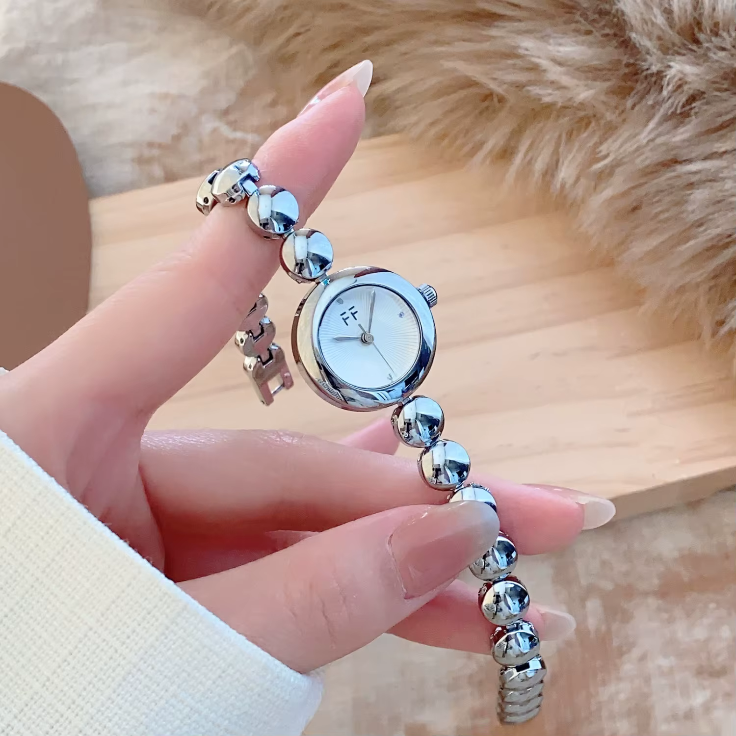 Montre-bracelet dorée de luxe légère pour femmes, petit cadran rond, montre-bracelet à Quartz analogique pour dames, montres féminines, reloj mujer lujo