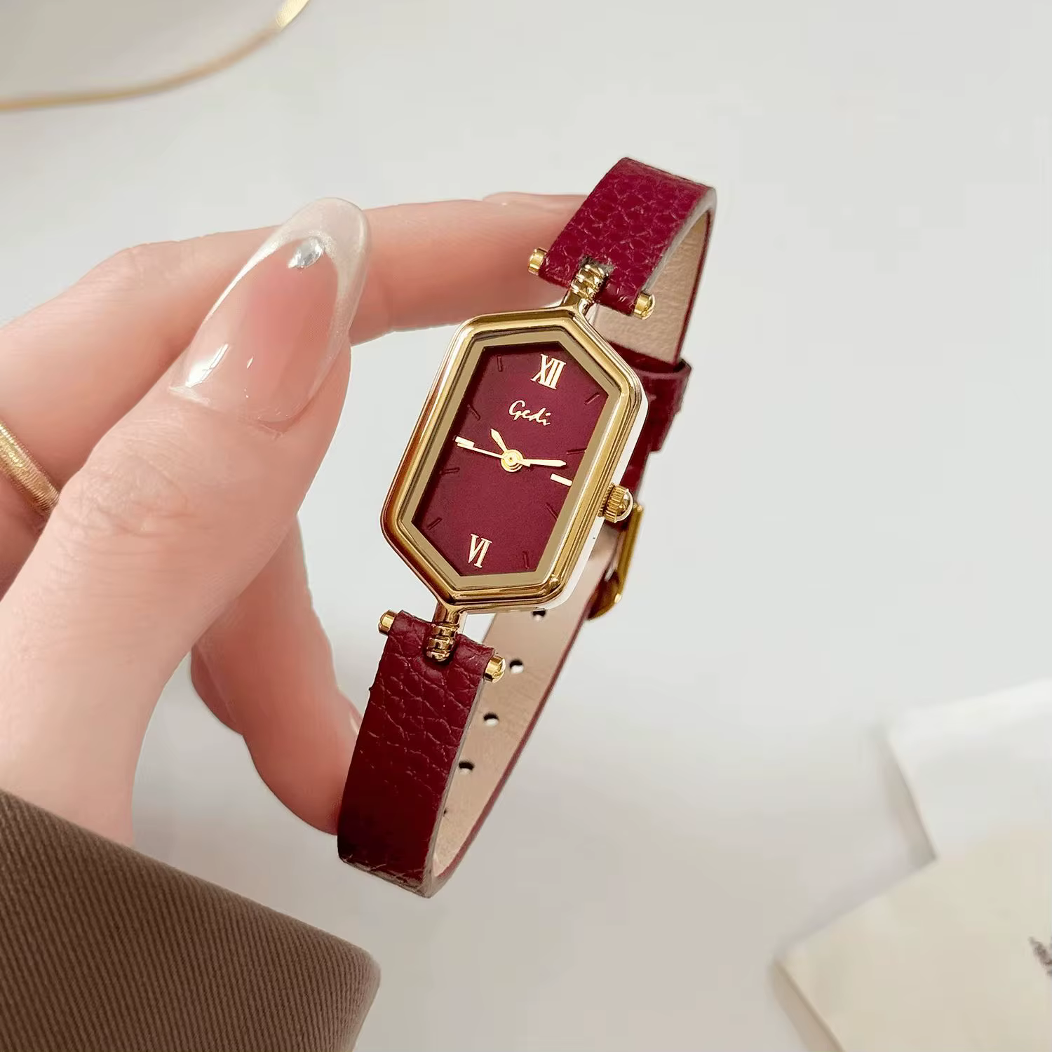 Montre hexagonale vintage pour femme, bracelet en cuir, chiffres romains minimalistes, montre-bracelet à quartz, petite montre, décontractée, pour tous les jours, montres habillées