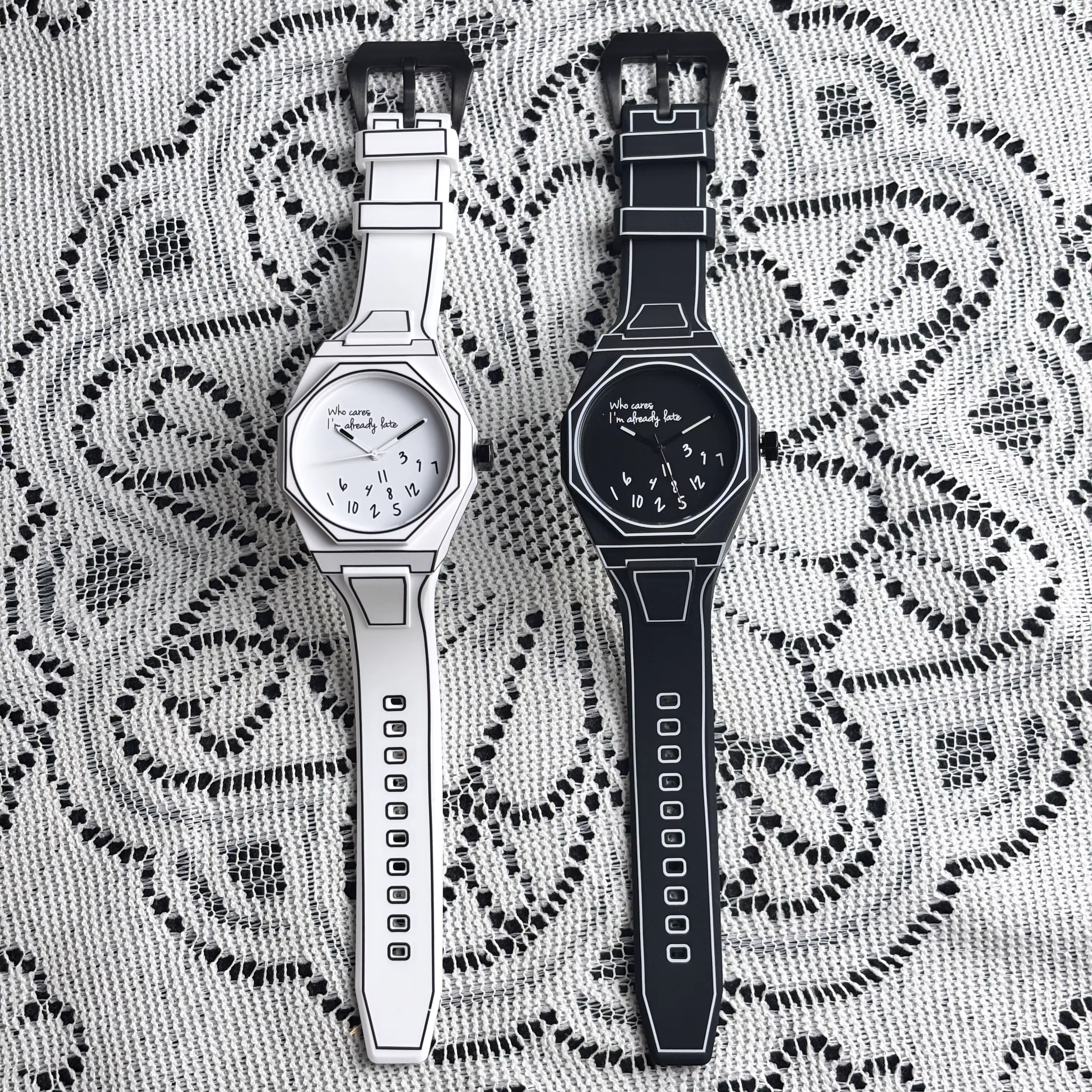 Schizche moderne 2D Montres de bande dessinée blanche