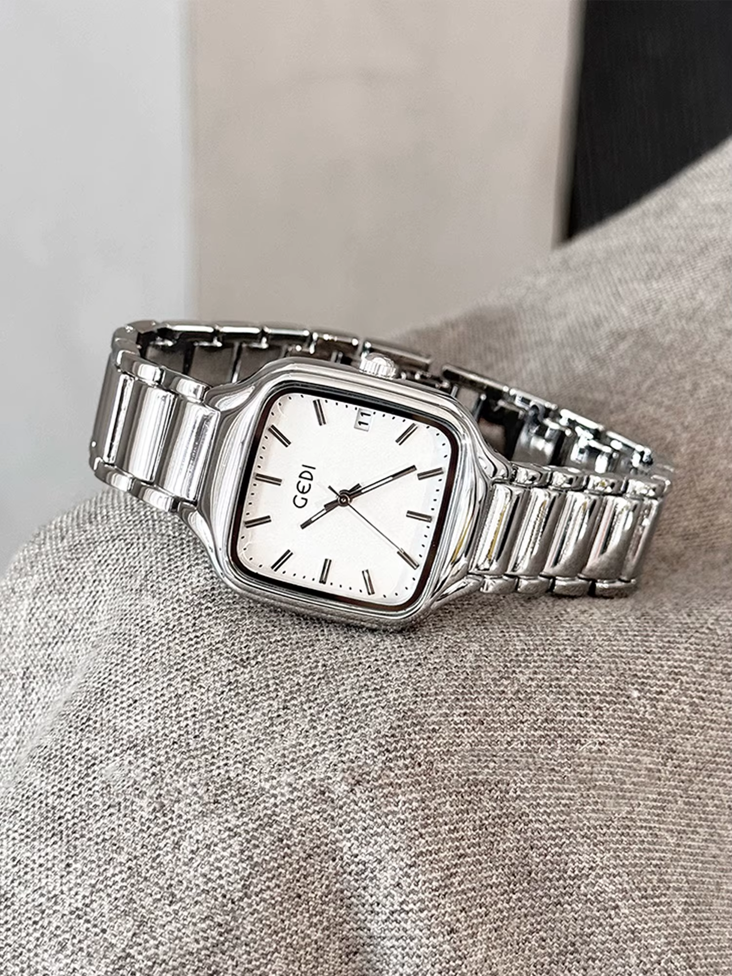 2025 Nouvelle montre de mode d'inspiration vintage pour femmes imprimé léopard boîtier carré en acier inoxydable montre-bracelet à quartz pour dames horloge cadeau