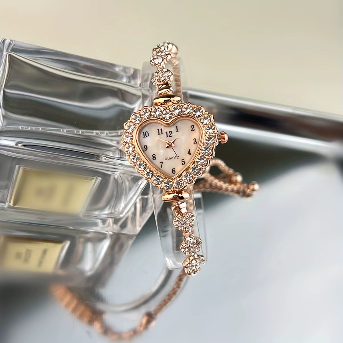 Montre femme coeur strass avec cadran étincelant et bracelet en alliage doré - Montre-bracelet à quartz compacte pour une élégance quotidienne
