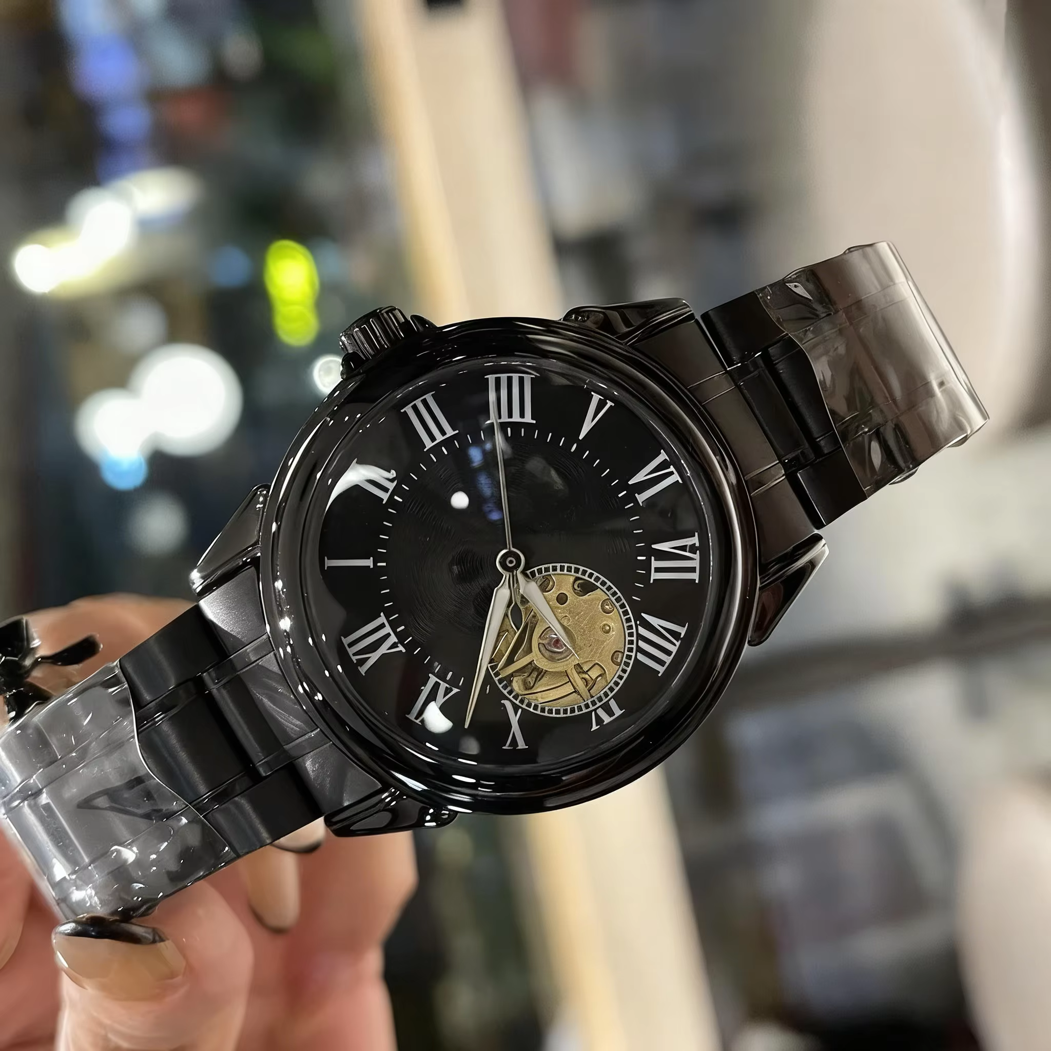 Montre de sport pour homme dans une palette de couleurs noire et bleue élégante
