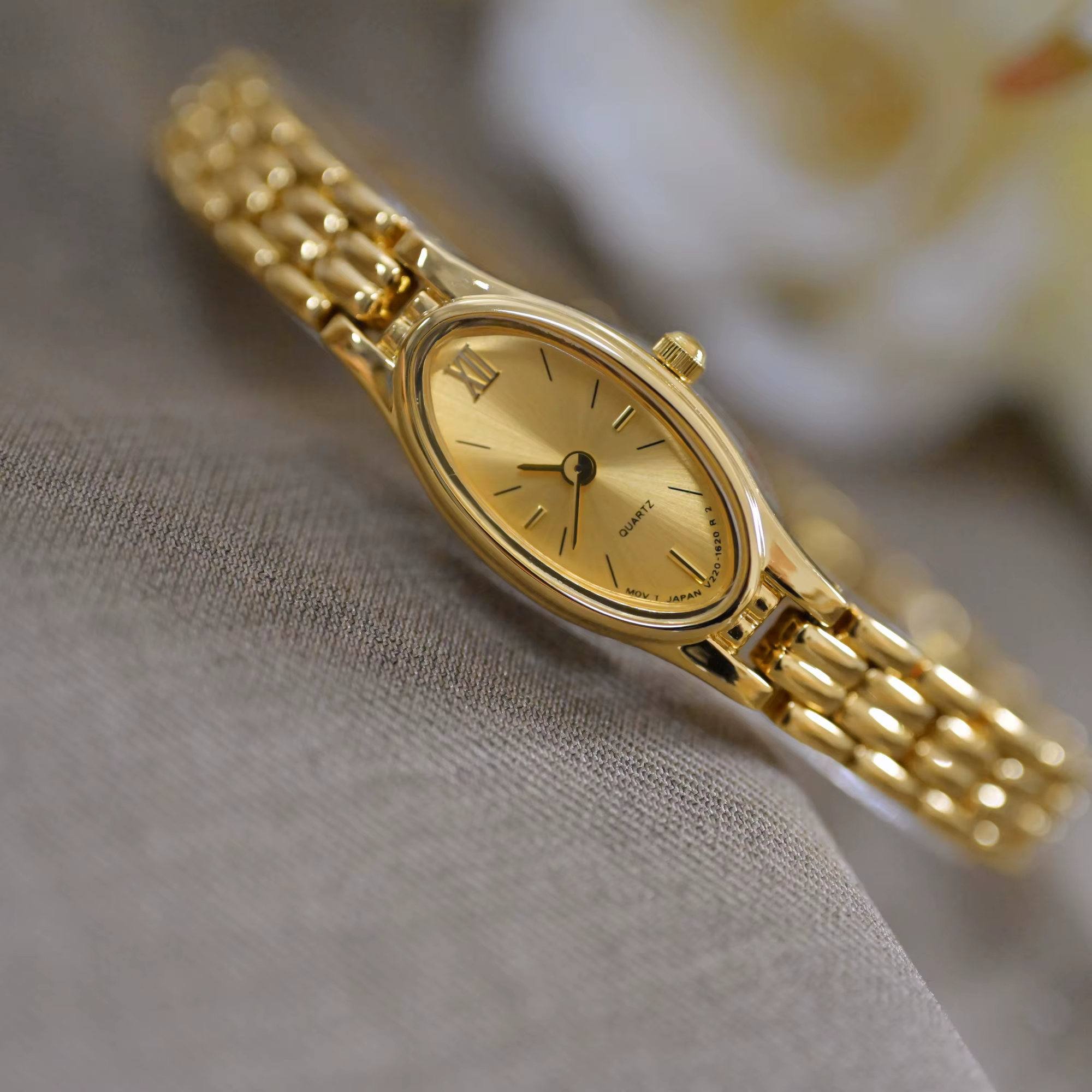 2025 nouveau style vintage étanche artistique quartz lumière luxe montre pour femme en acier
