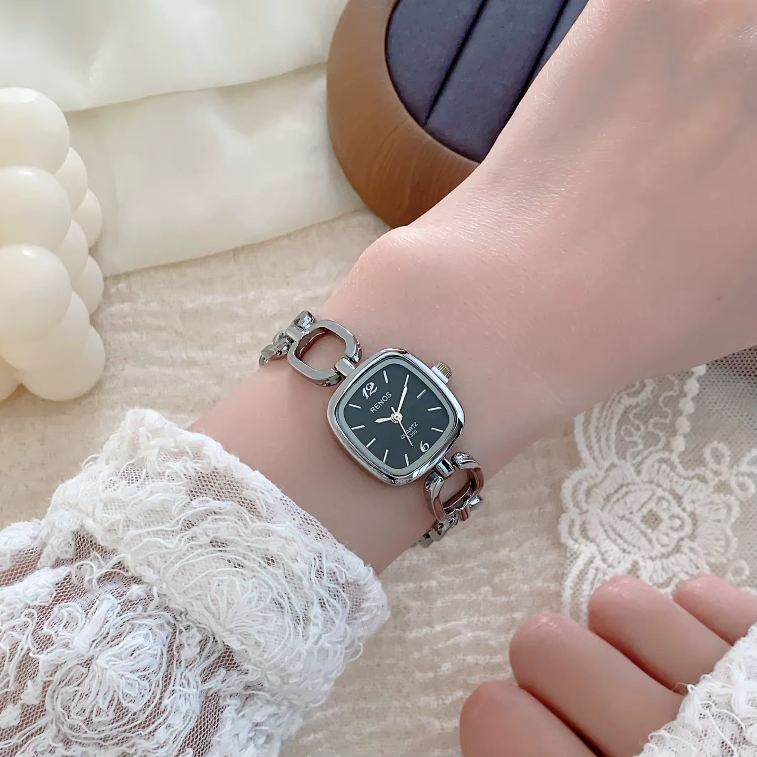 Montre bracelet carrée ajourée argentée pour femme