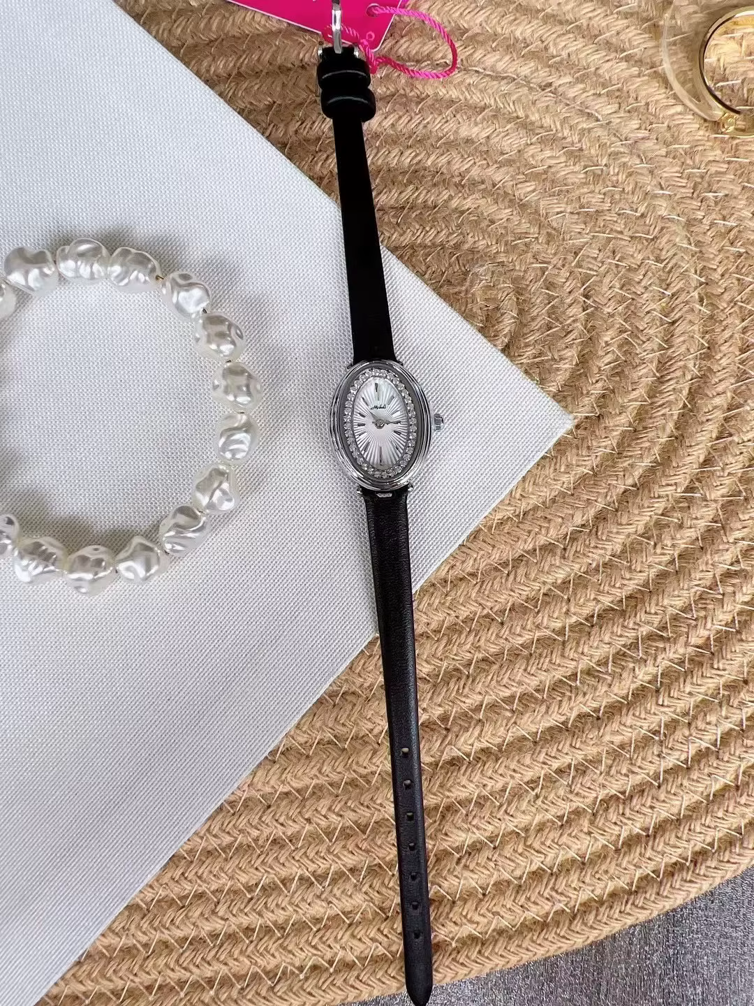 Montre elliptique incrustée de diamants