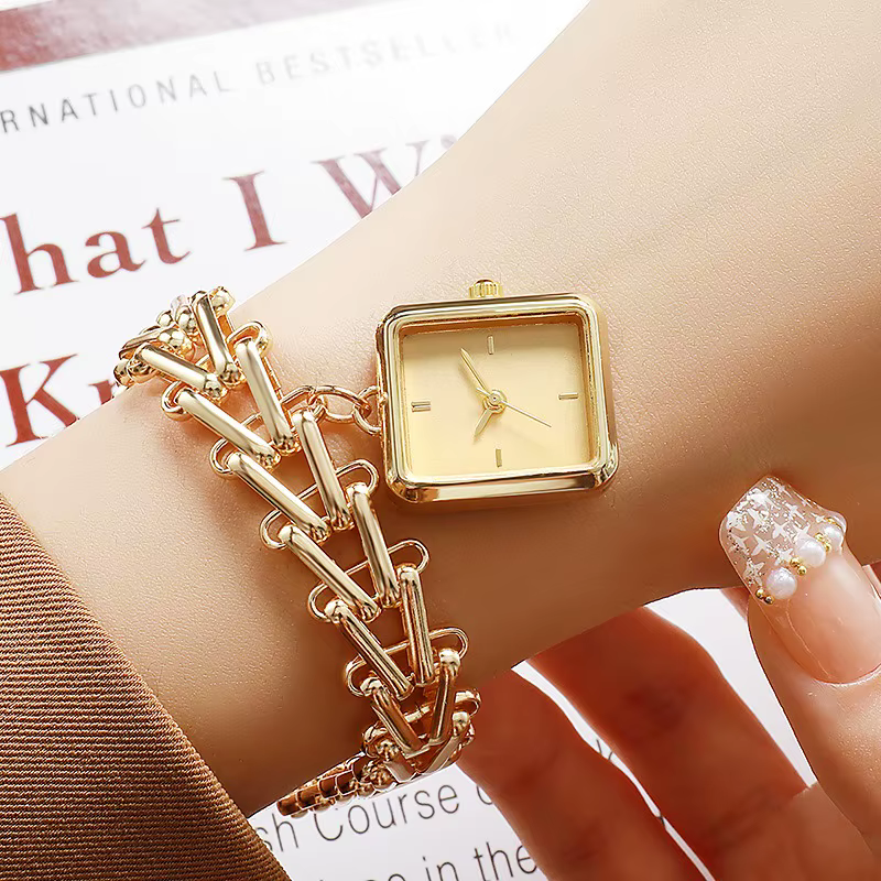 Montre de luxe dorée avec cadran triangulaire motif épi de blé