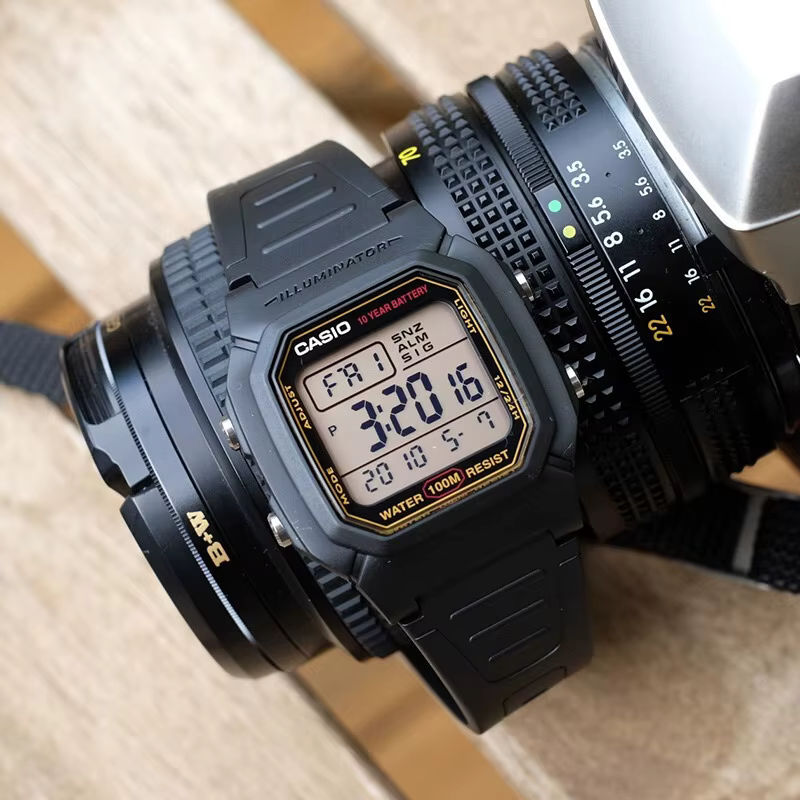 Casio W800HG | Montre numérique pour homme | Résistance à l'eau de 100 mètres | Chronomètre 100 secondes | Calendrier