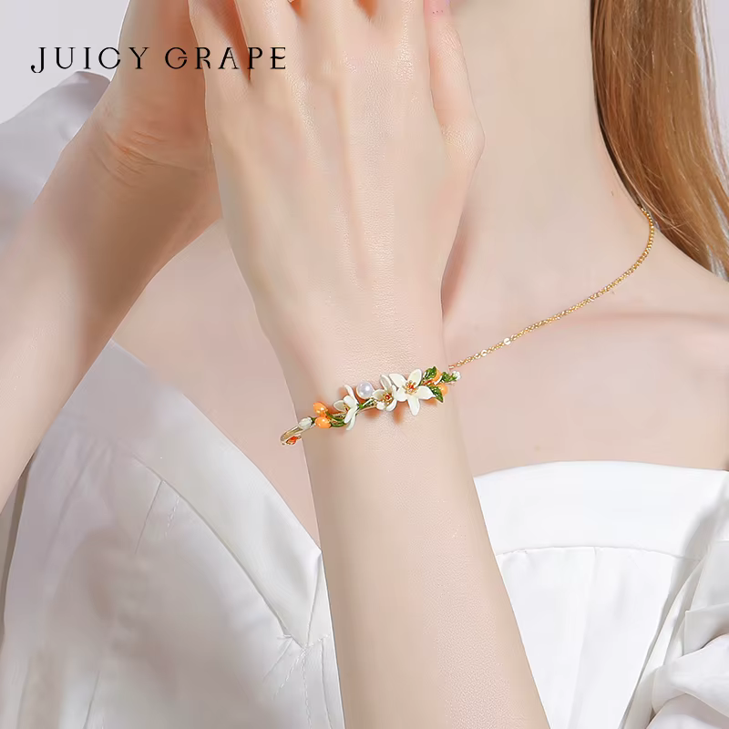 Bracelet en émail fleuri pour femme, plaqué or 18 carats, avec fleur d'oranger blanche et petit kumquat, idéal pour les fiançailles et les cadeaux de Noël