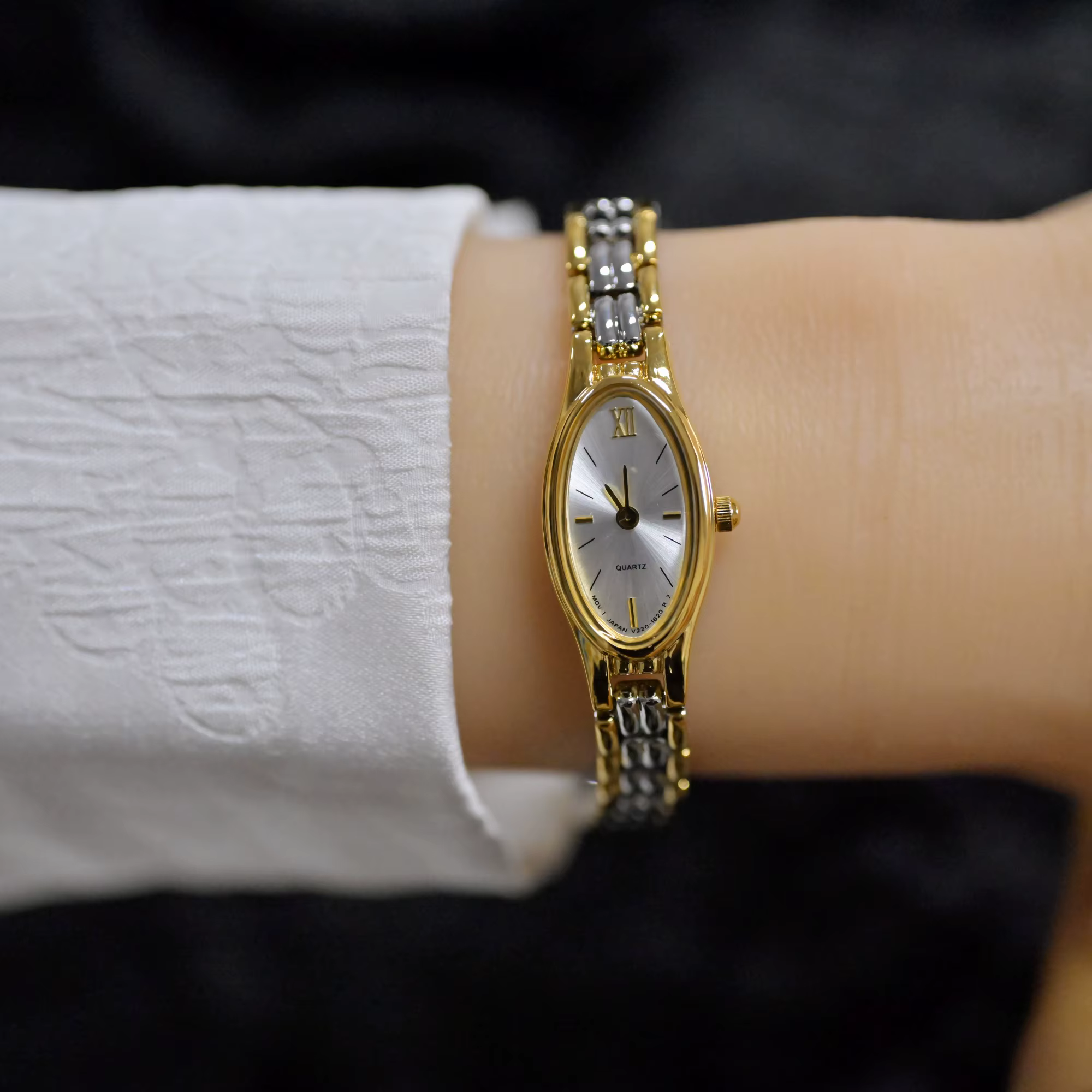 2025 nouveau style vintage étanche artistique quartz lumière luxe montre pour femme en acier