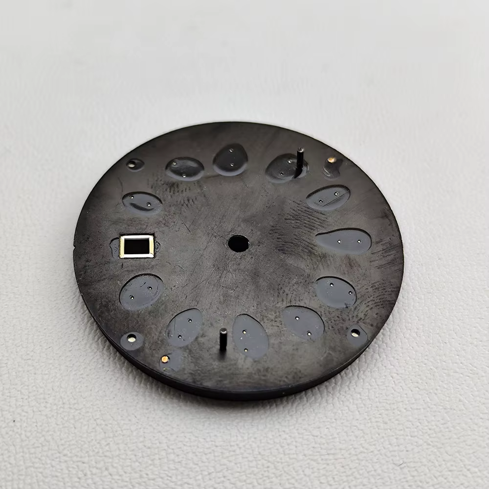 Cadran de 33 mm associé au mouvement 8215
