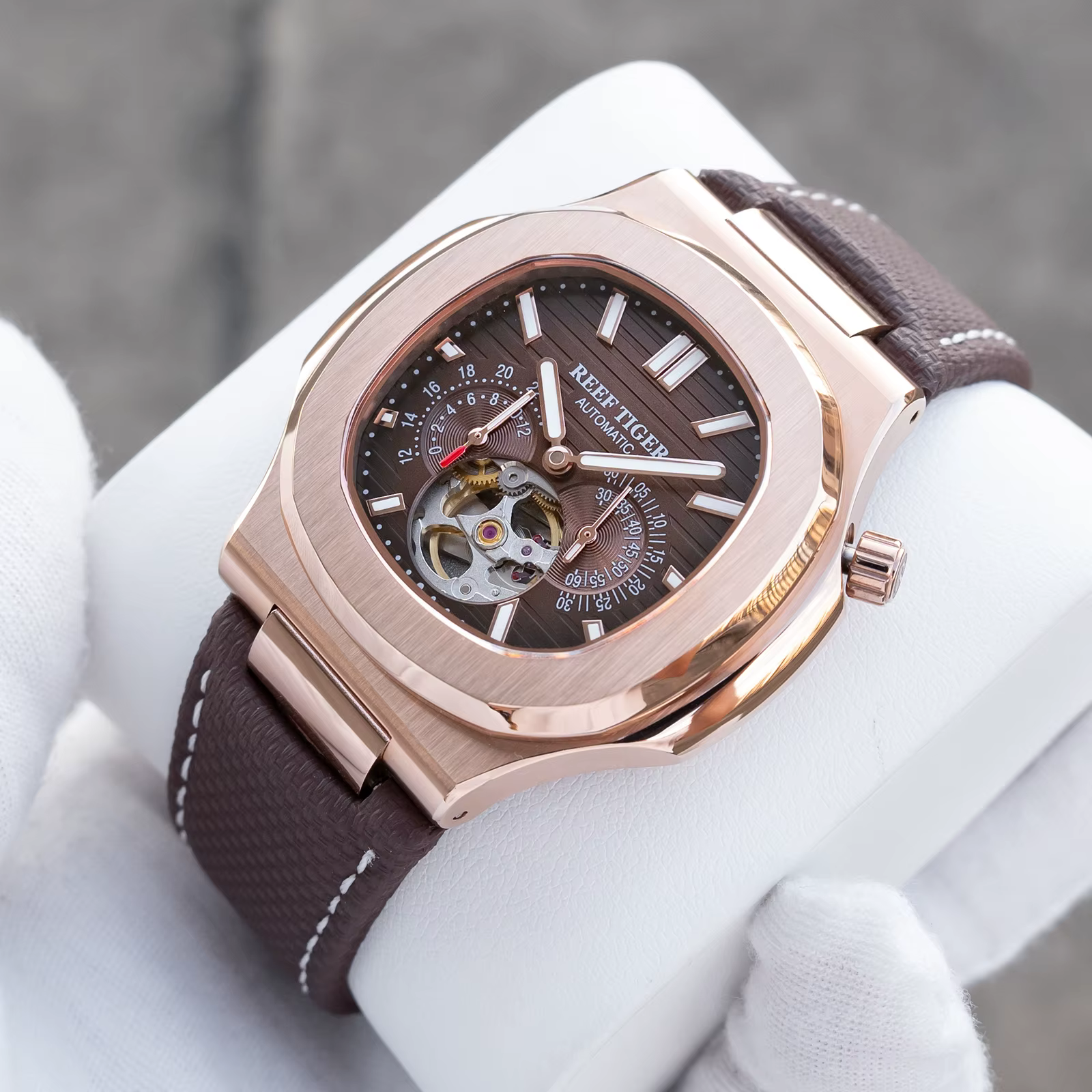 Récif tigre hommes montre automatique de luxe 44mm carré mécanique montre-bracelet saphir lumineux squelette cadran Date 24 heures