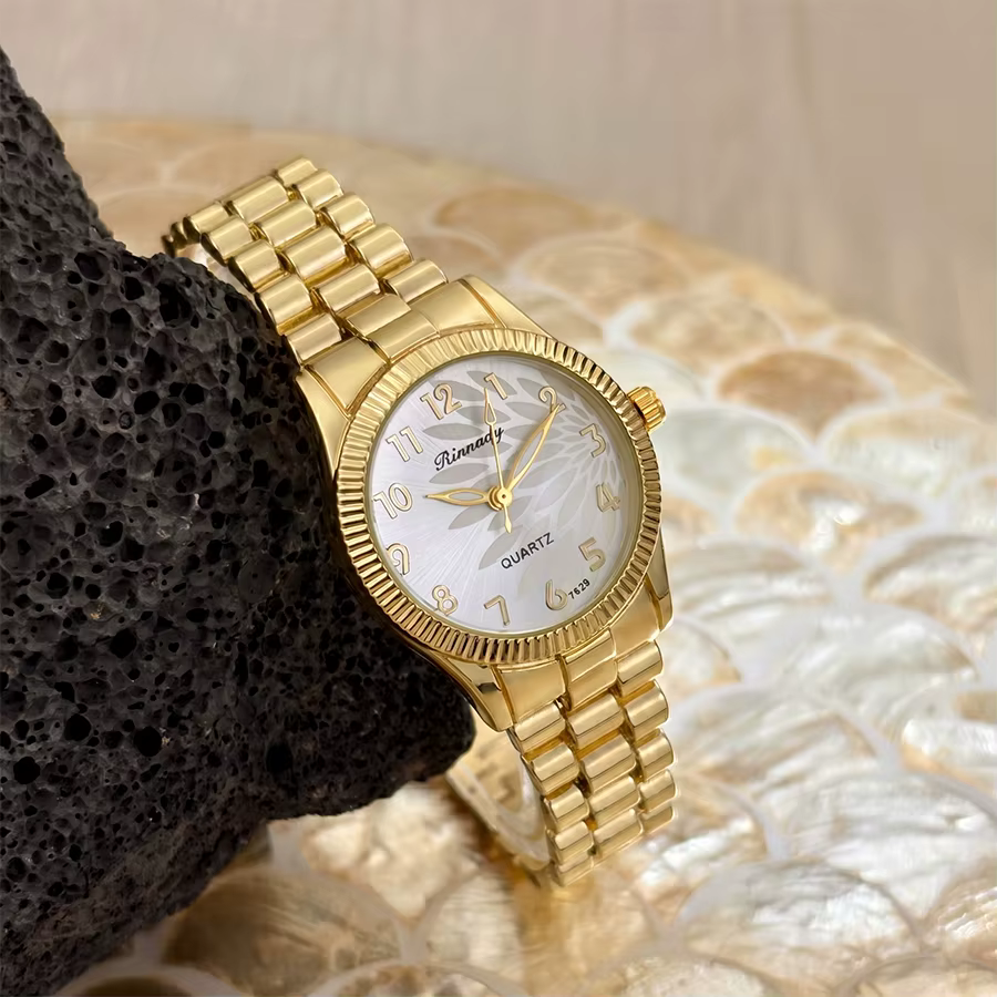 Montre classique élégante pour femme avec cadran à motif plume sur un côté
