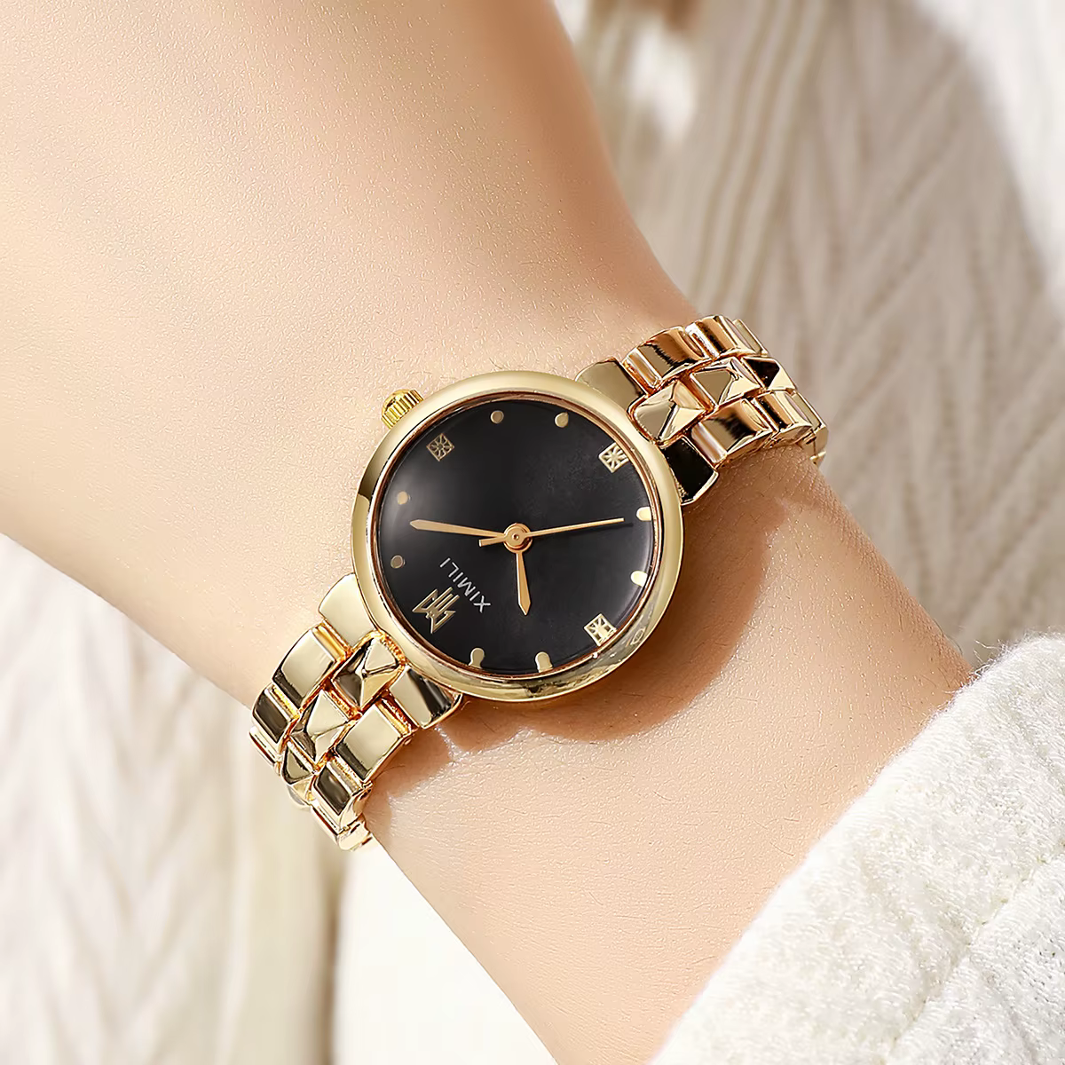 Nouvelle montre-bracelet pour femme, style bracelet carré doré, montre pour femme luxueuse et simple, montre-bracelet haut de gamme pour femme.