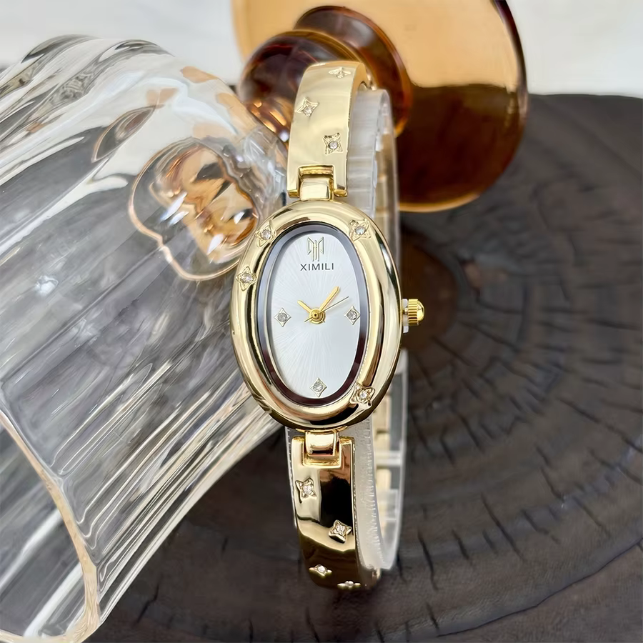 Montre ovale dorée tendance pour femme avec détail gravé en forme d'étoile : un accessoire intemporel