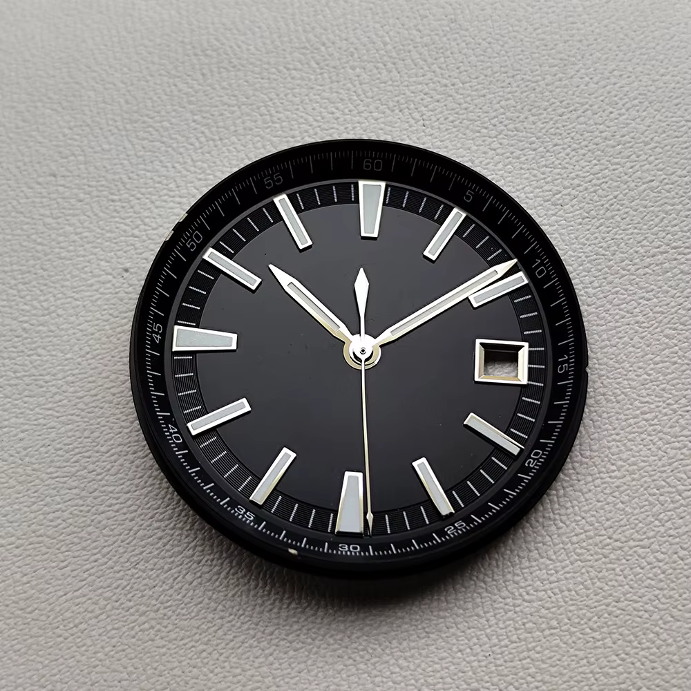 Cadran de 33 mm associé au mouvement 8215