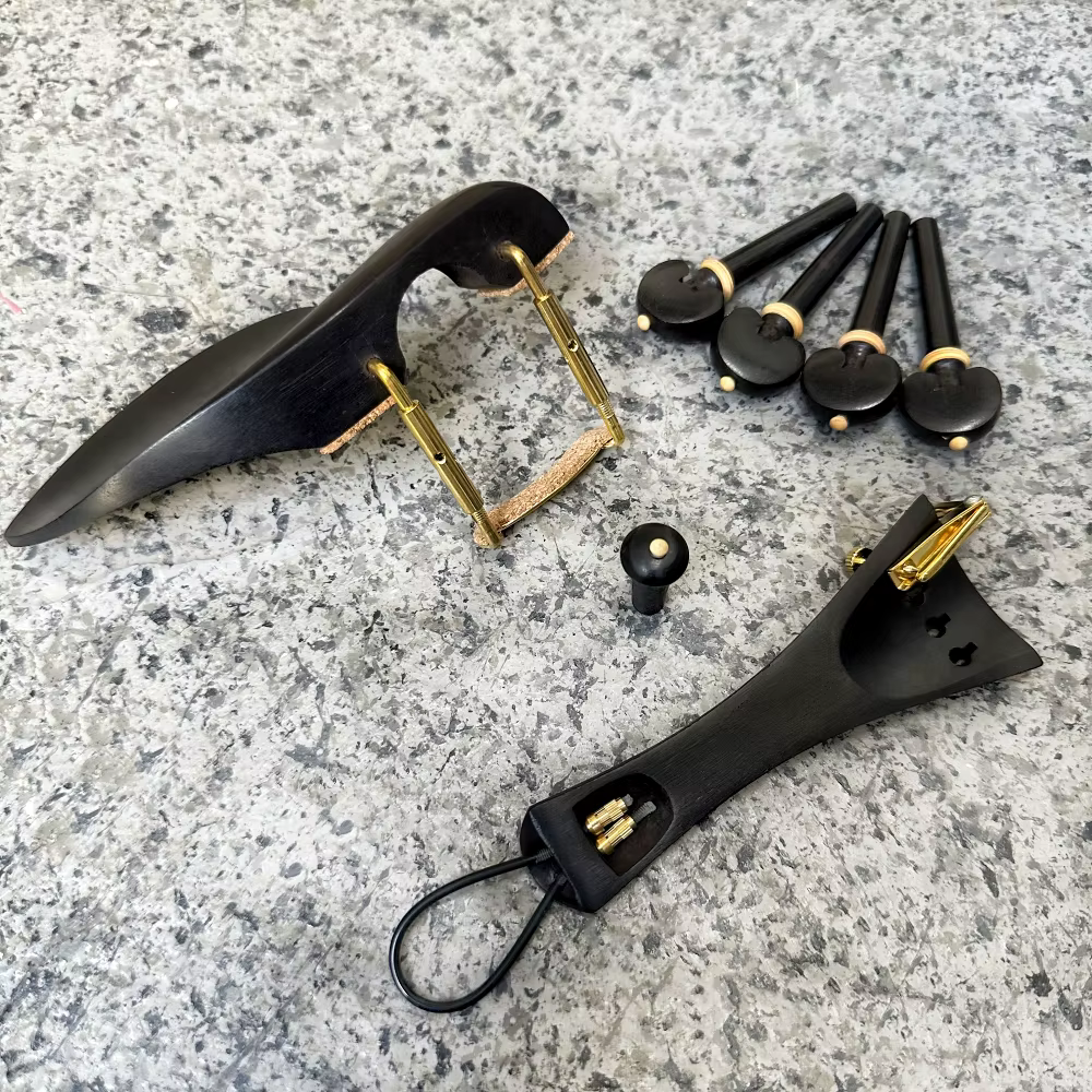 1 ensemble de 4/4 accessoires pour violon et viola 15-16 : mentonnière, chevilles, cordier et bouton de cordier pour violon taille standard