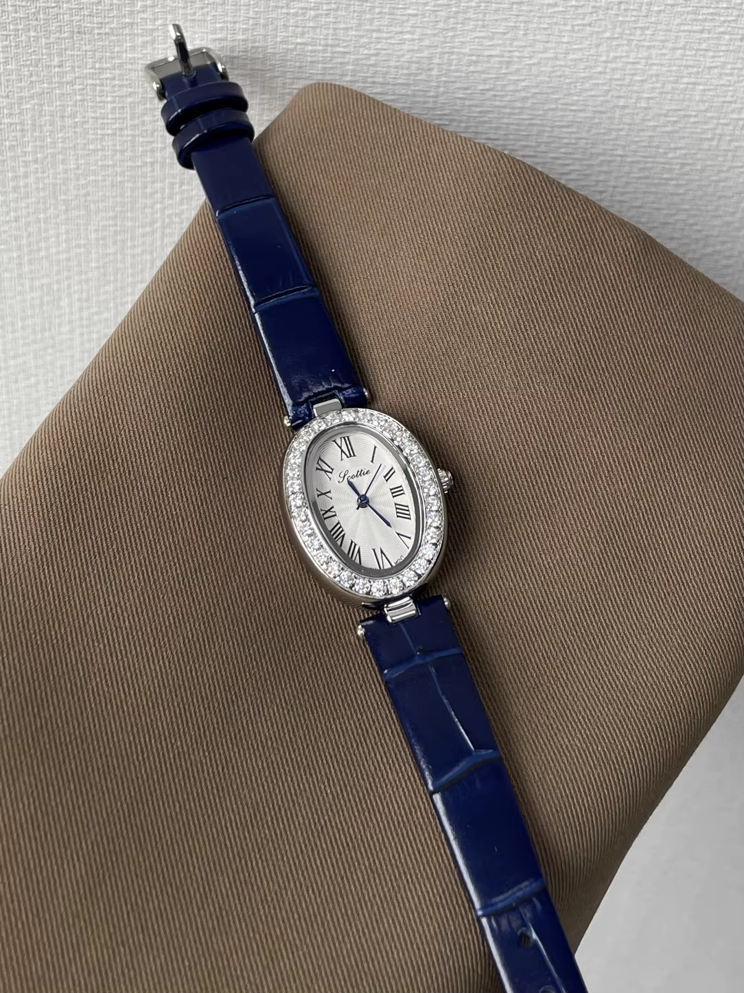 Montre-bracelet élégante pour femme, montre artistique pour femme, montre pour femme authentique de haute qualité, nouveau style 2025, montre tendance.