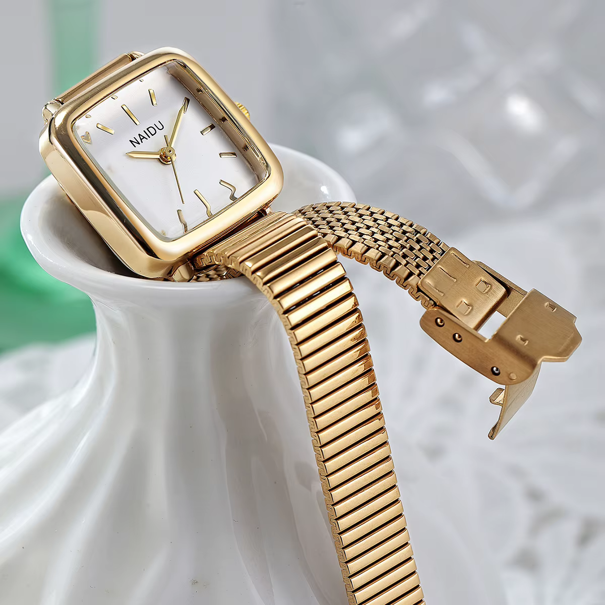 1 montre pour femme au design simple, artistique et vintage à quartz