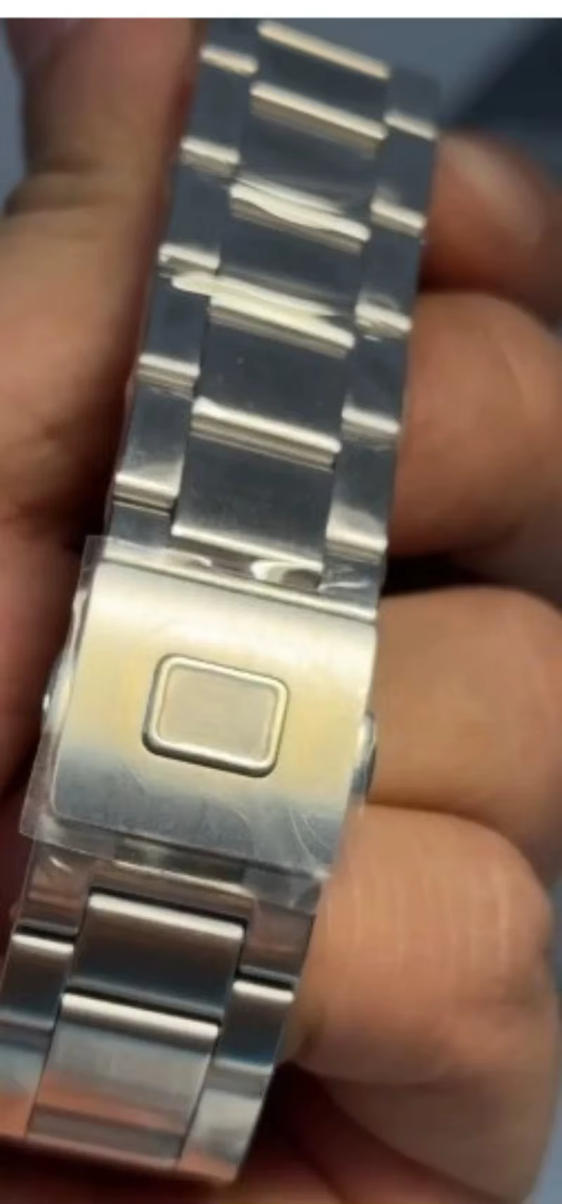 La montre est dotée du modèle SBGX263 Champagne