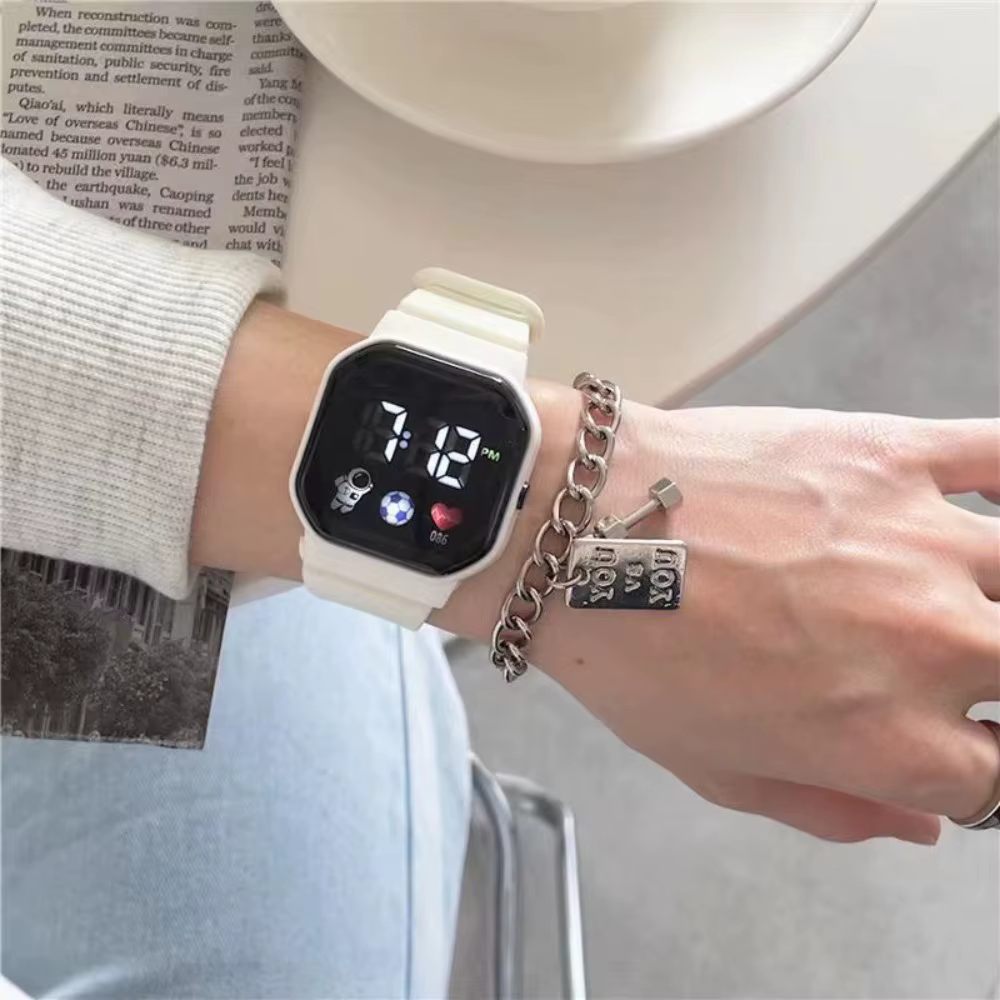 Spaceman LED montres numériques nouvelle mode étanche enfants Sport montre bracelet en Silicone montre-bracelet électronique hommes femmes étudiant
