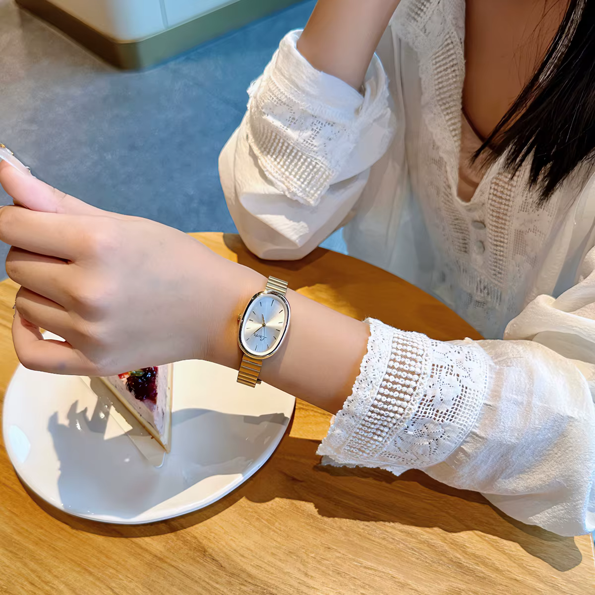 1pc nouvelle montre pour femme à la mode avec Bracelet en or