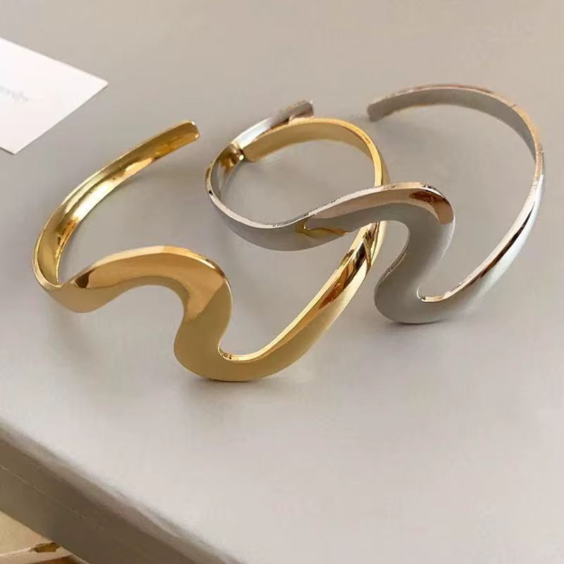Bracelet ouvert pour femme, forme vague, minimaliste, moderne, élégant, parfait pour les festivals et les événements