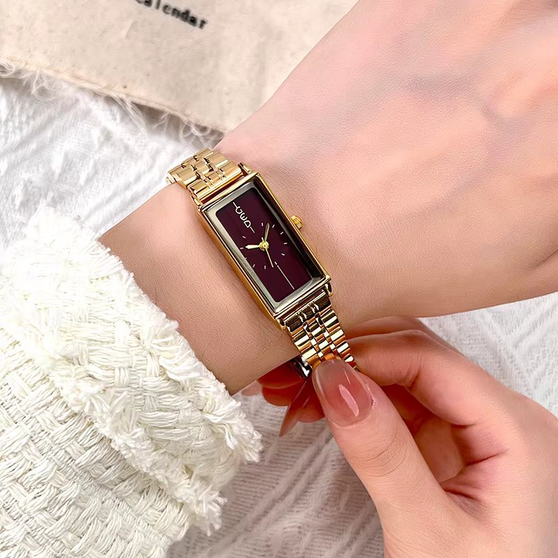 Montres pour femmes tendance de la mode bande rectangulaire en acier inoxydable étanche montre à quartz haut de gamme