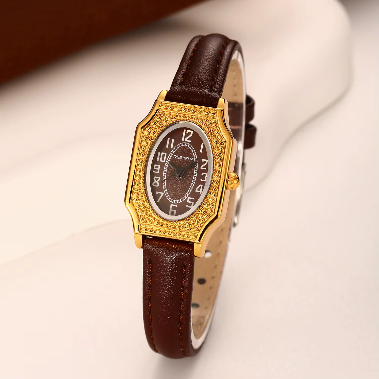 Montre à quartz simple et rétro pour femme avec un cadran ovale compact et un bracelet en cuir fin pour un usage quotidien