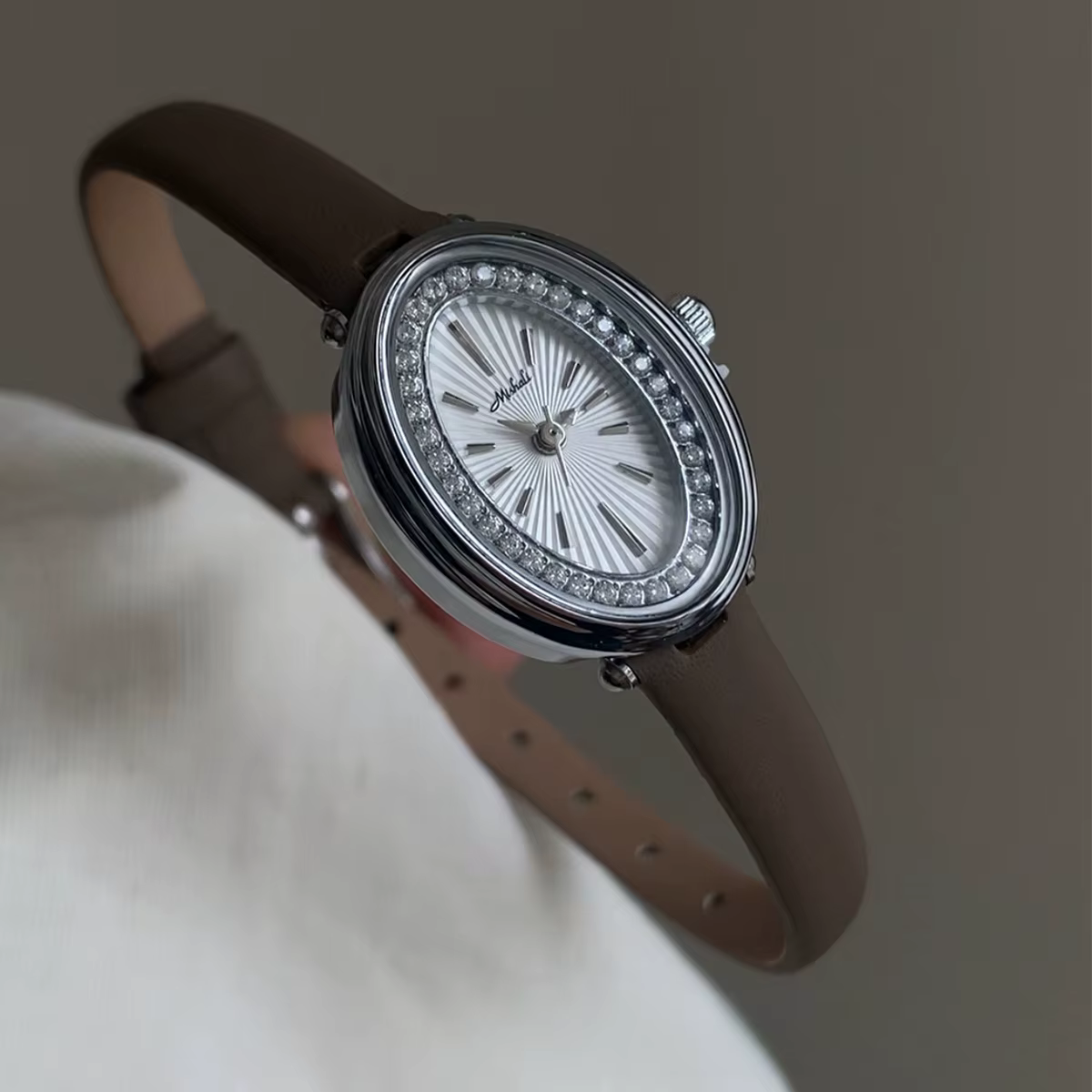 Montre elliptique incrustée de diamants
