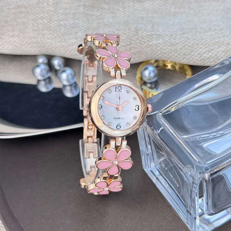 Montre à quartz élégante pour femme : design floral noir et rose - Idée cadeau parfaite pour toutes les occasions