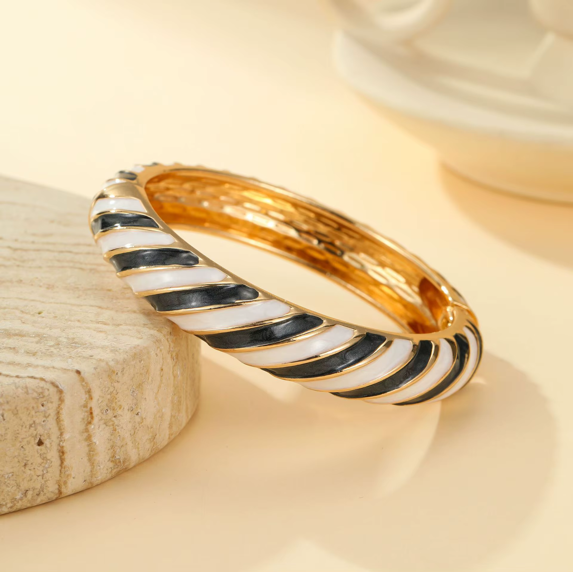 Bracelet ouvert épaissi avec rayures colorées effet goutte d'huile pour femme