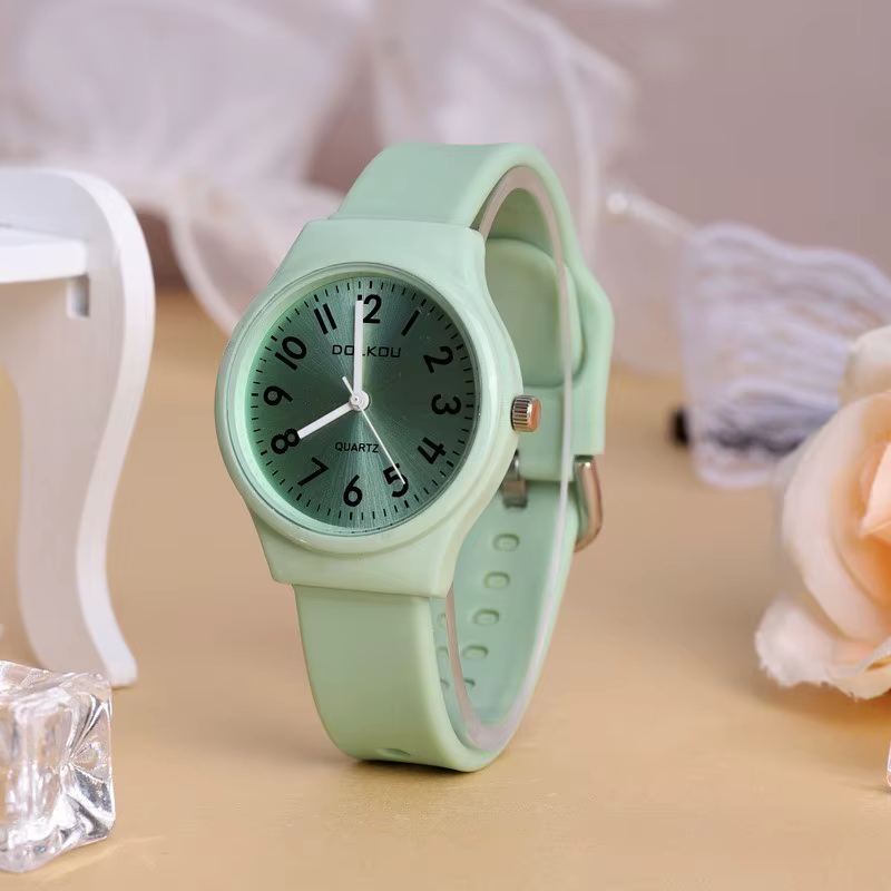 Montre chic pour femme : Design de niche pour un luxe simple et léger – Accessoire haut de gamme parfait