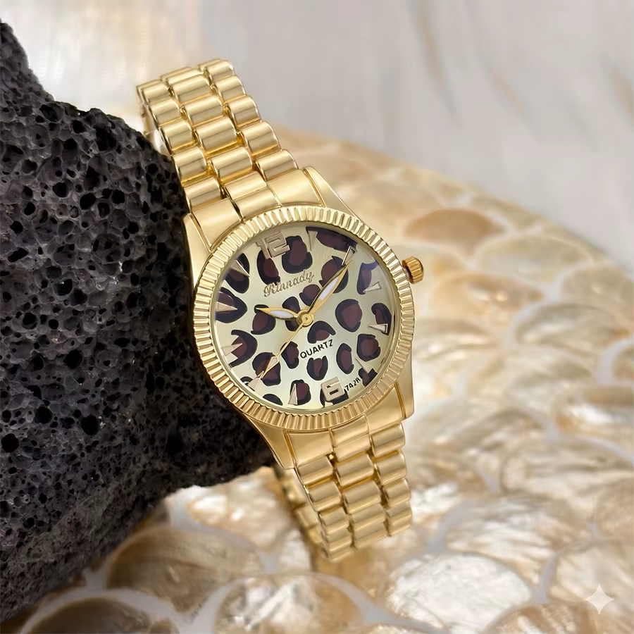 Montre classique élégante pour femme avec cadran à motif plume sur un côté