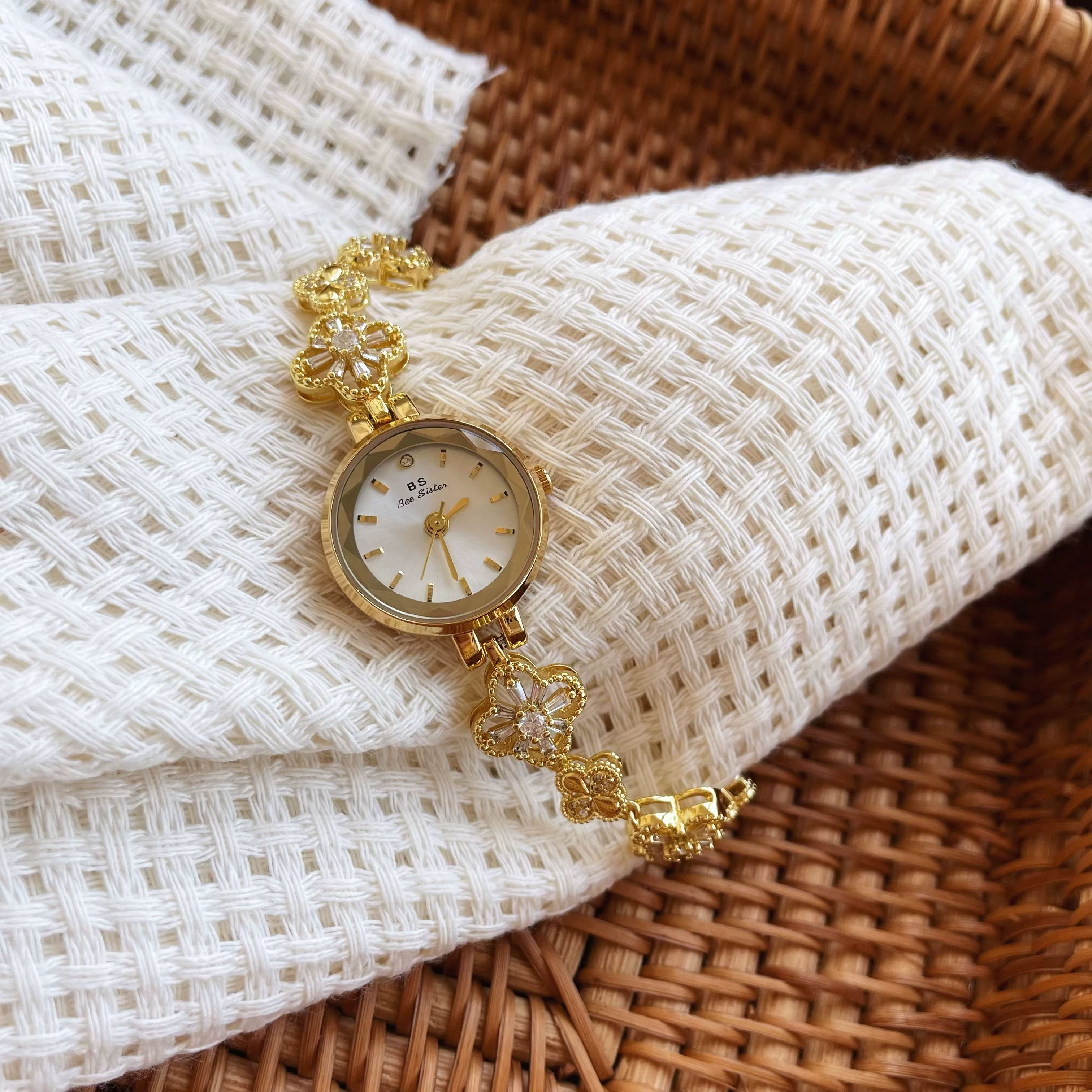Nouvelle montre-bracelet ajourée élégante pour femme
