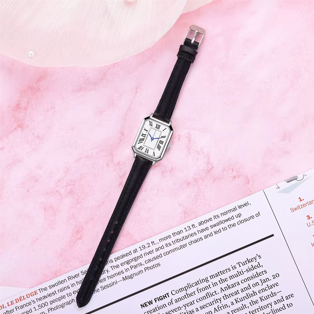 Montre femme carrée, bracelet cuir noir