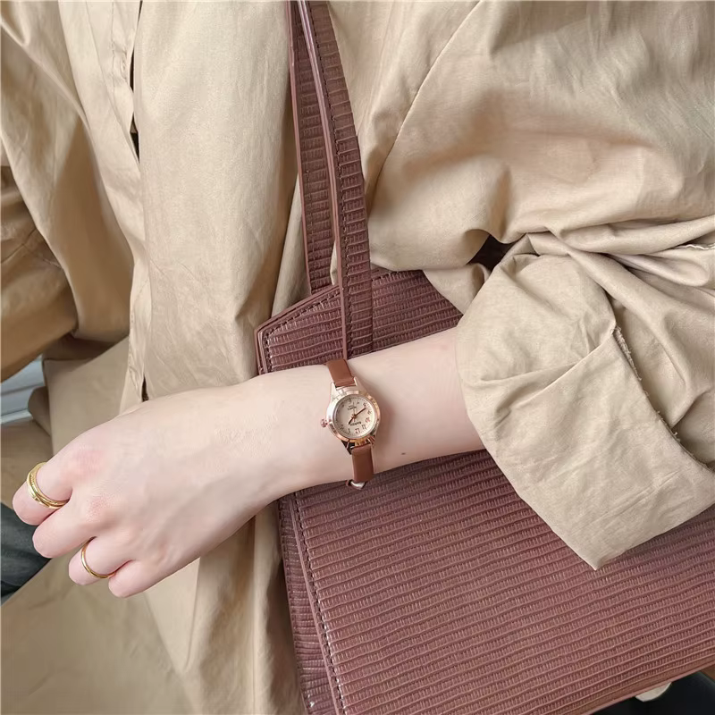 Petite montre à cadran pour femme | Ceinture fine | Design de luxe léger pour un style universitaire jeune et dynamique