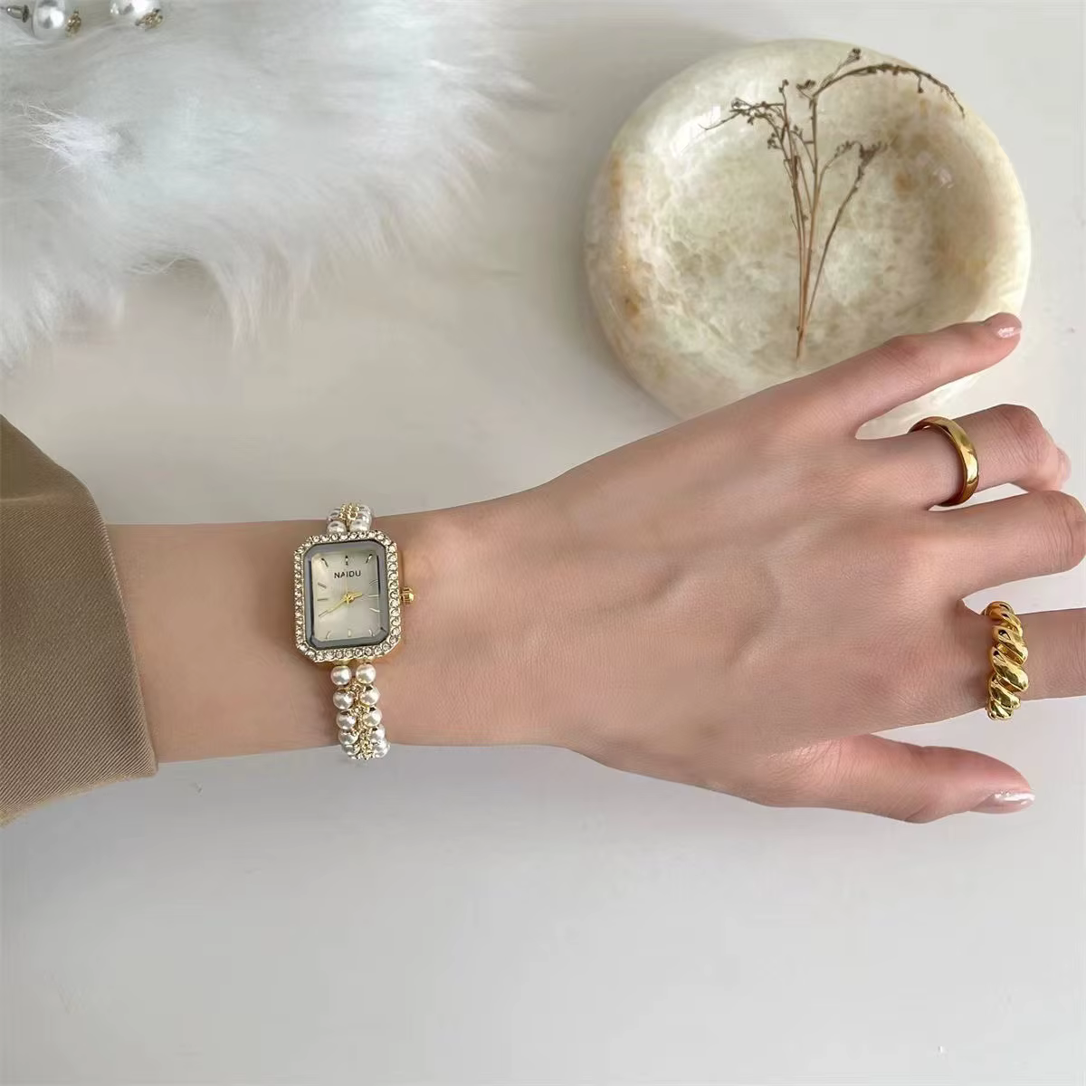 Montre-bracelet carrée pour femme
