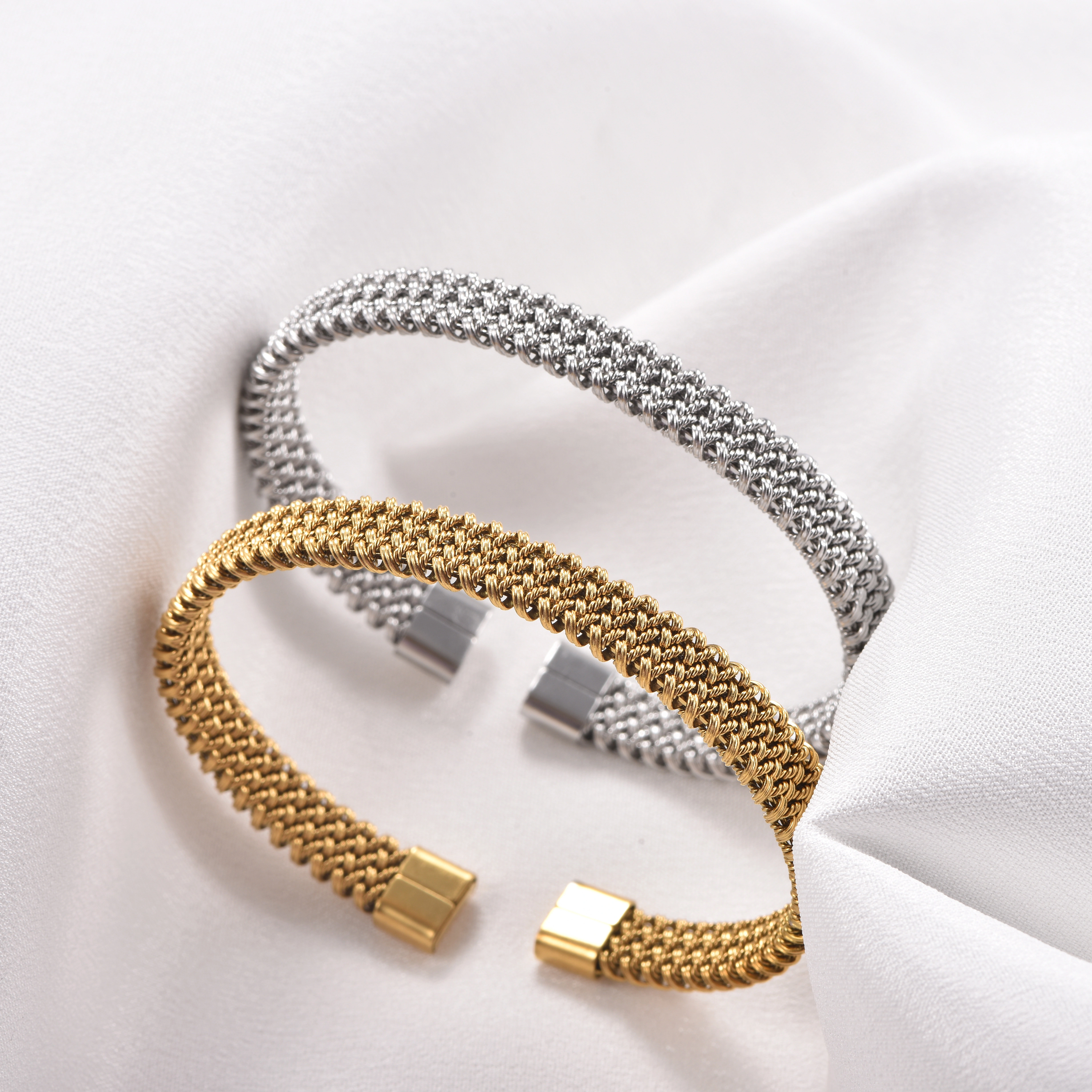Bracelet ouvert minimaliste en maille tressée