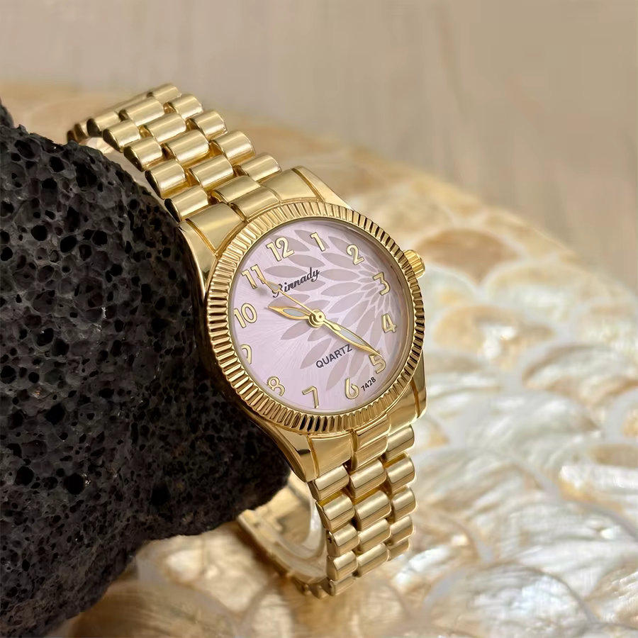 Montre classique élégante pour femme avec cadran à motif plume sur un côté