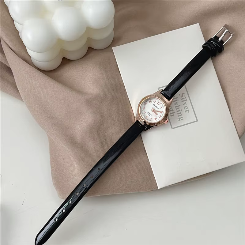 Petite montre à cadran pour femme | Ceinture fine | Design de luxe léger pour un style universitaire jeune et dynamique