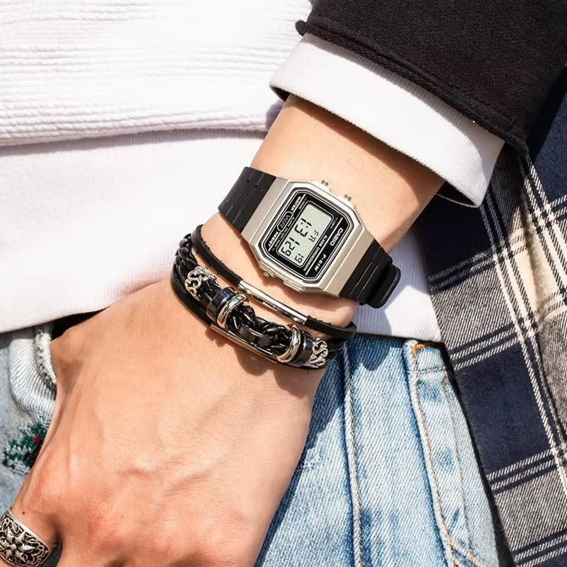 CASIO F-91WM-7A Montre simple rétro avec petit écran LCD carré